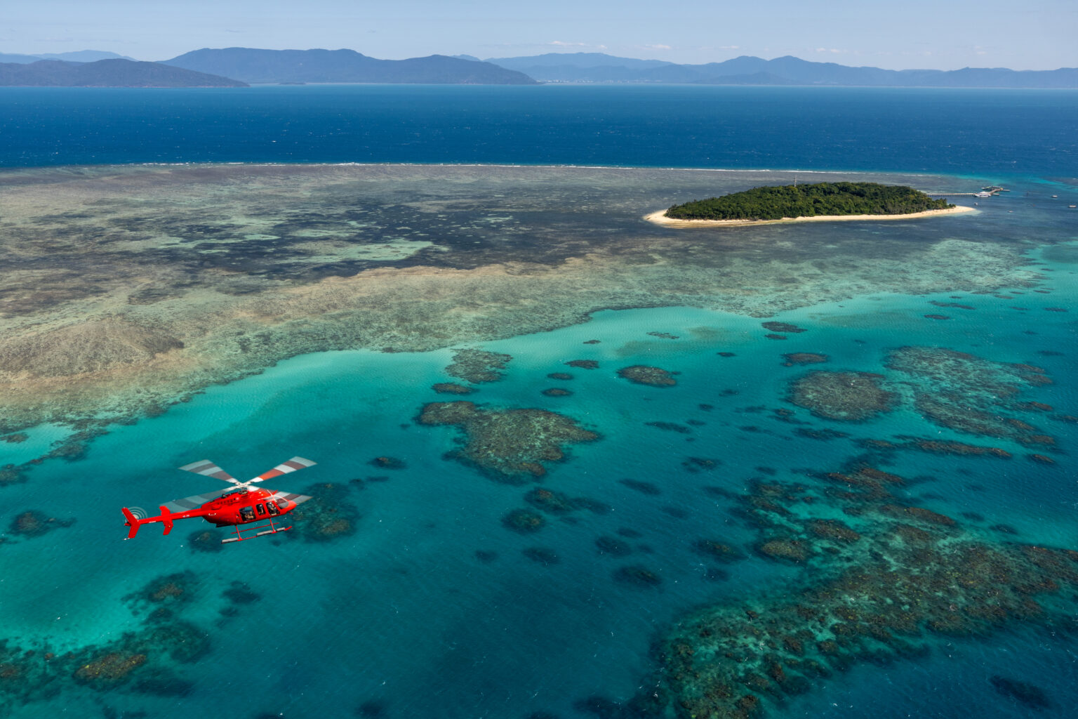 从凯恩斯出发乘坐游艇45分钟或乘坐观光直升机20分钟，可以到达岛屿的天堂——绿岛。她四周环绕着丰富多样海洋生物的珊瑚礁，绿岛是大堡礁唯一一个拥有自己雨林的珊瑚岛。您可以在海滩上慵懒地躺着，游泳、潜水、浮潜、乘坐玻璃底船等等——在这个全天或半天的体验中，您将有很多选择。