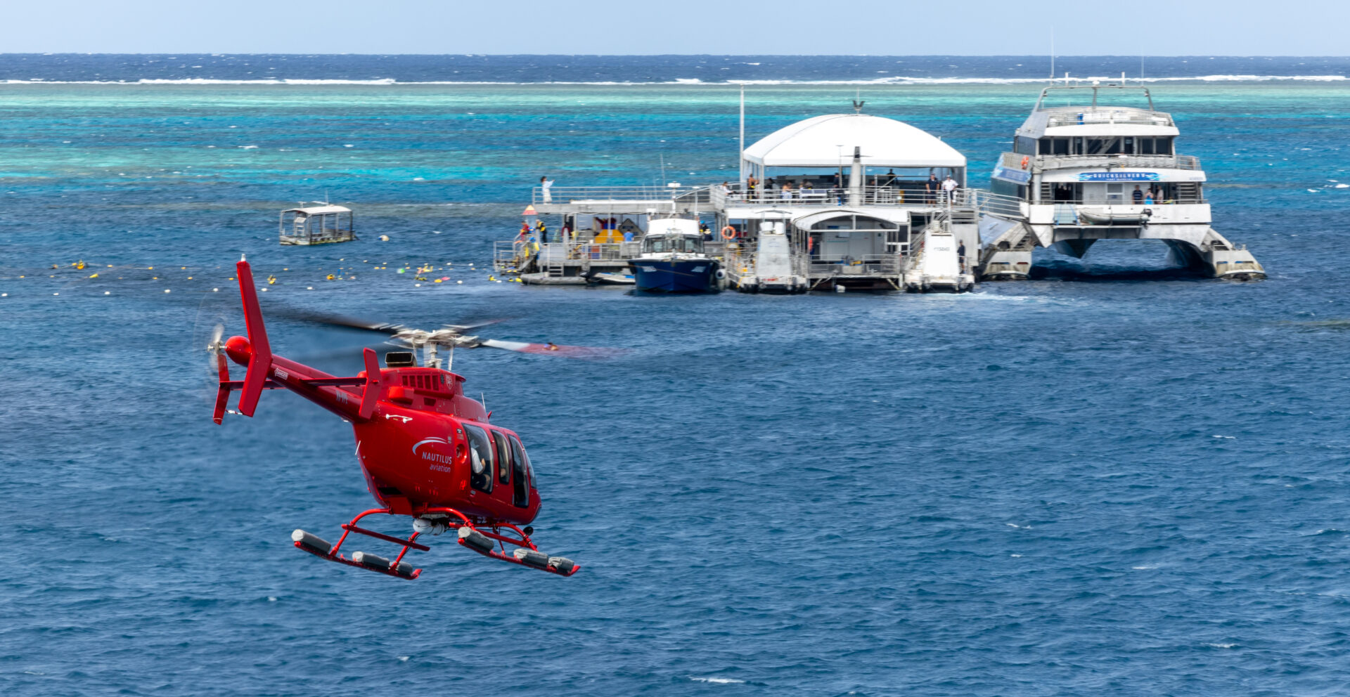 只有银梭号（Quicksilver）能带您前往位于著名的阿金考特礁（Agincourt Reef）上的珊瑚礁活动平台——这是一个位于澳大利亚大陆架边缘的壮观带状珊瑚礁。选择与珊瑚礁观光直升机飞行相结合的套餐，从空中和水下探索大堡礁的梦幻之美。从凯恩斯出发，前往道格拉斯港（Port Douglas），沿途经过澳大利亚风景如画的公路——大堡礁海岸自驾线路（Great Barrier Reef Drive）。