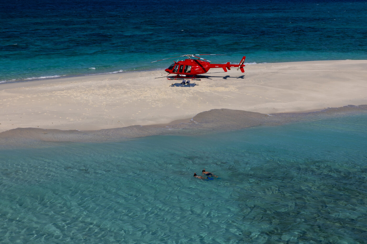 在风光如画的弗拉索夫沙洲（Vlasoff Cay）——大堡礁核心区域降落之前，享受令人屏息的珊瑚海景观。在浅水中放松身心，感受脚趾间沙粒的摩挲 ，或者在这个隐秘的热带天堂中浮潜。在您的私人沙滩伞下享用美味的野餐和气泡酒，体验这一生一次的完美旅程。